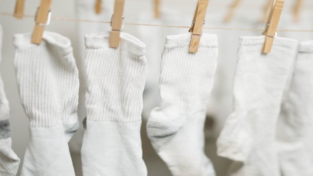 Suas meias brancas ainda parecem cinzas depois de lavadas? Na próxima vez, adicione isso à máquina de lavar e elas ficarão como novas