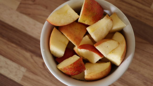 Por que você deveria comer uma fatia de maçã depois do almoço ou do jantar?