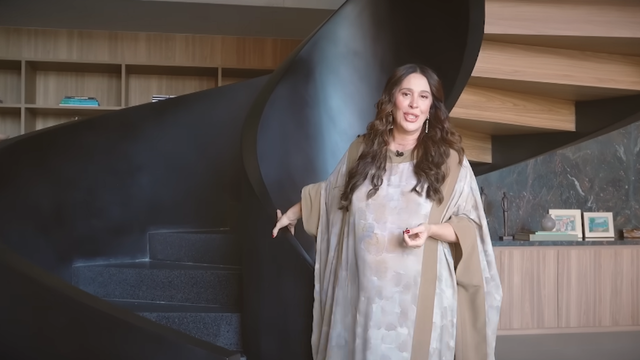 Aos 59 anos, Claudia Raia encontra refúgio em Bragança Paulista, a 85 km de São Paulo, em uma casa sustentável com cinema, piscina, estúdio de dança e suítes com vista para a natureza