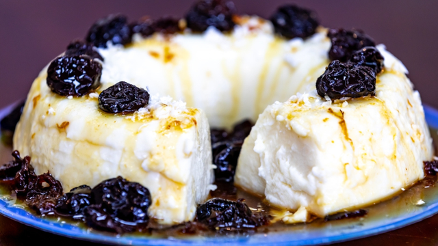 Manjar de coco com calda de ameixa: sobremesa geladinha e cremosa que não pode faltar nos dias de calor