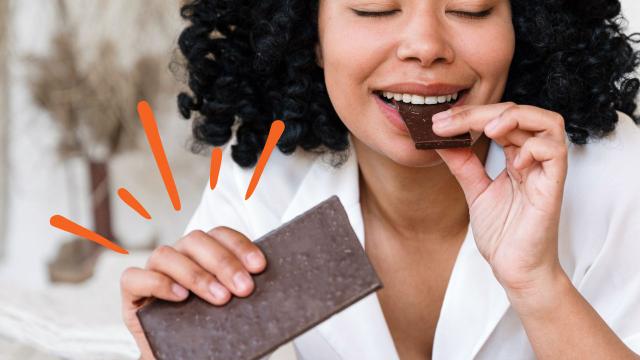 Chocolate tem benefícios? É isso que acontece com o seu corpo quando você come o doce