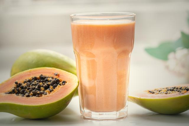Essa vitamina de mamão é bem cremosa (Créditos: Shutterstock)