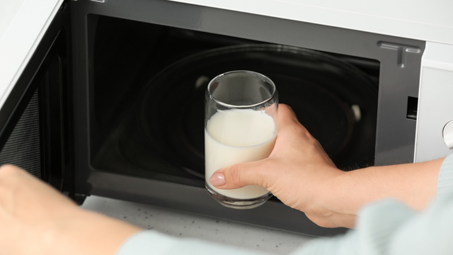 Parece inofensivo, mas não é: o risco de aquecer água e leite no micro-ondas, segundo especialistas