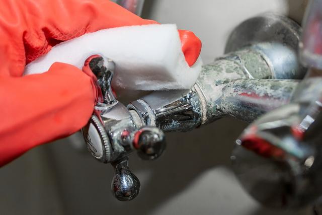 Esse é o melhor truque para remover calcário de torneiras e pias. É muito mais potente que o vinagre