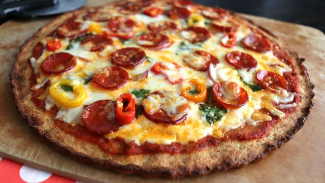 Pizza low carb é minha nova obsessão: faço para substituir o jantar quando quero uma refeição rápida