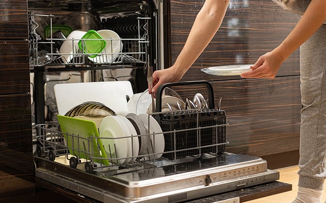 O detalhe simples que pode resolver mau cheiro na lava-louças, aqui em casa deu certo!