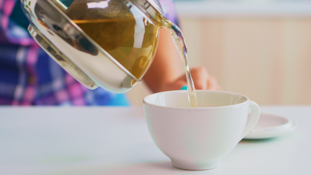 Para desinflamar enquanto descansa: o chá anti-inflamatório caseiro que vai te ajudar a dormir como um bebê