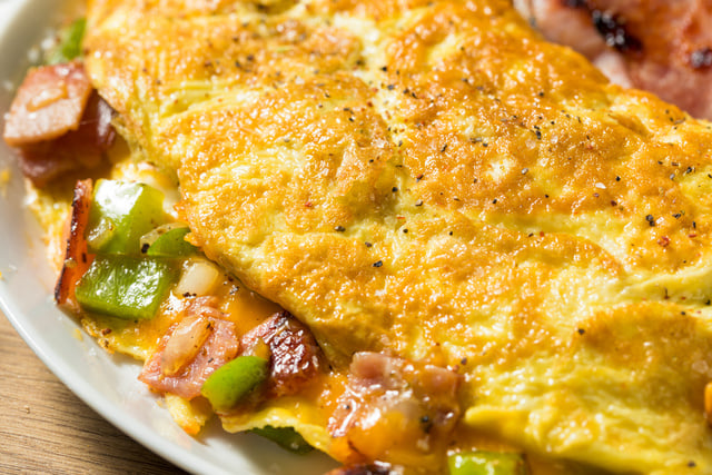 Um truque simples que transforma qualquer omelete simples em uma omelete macia, espessa