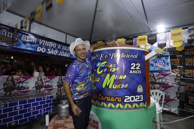 Caruaru muito além do forró: cozinhar milho para um batalhão é tradição em festa de rua