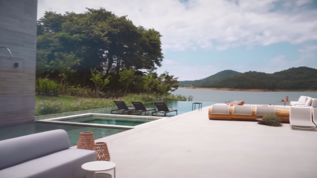 A casa reúne cinema, piscina, academia, estúdio de dança e suítes com vista para a paisagem. (Créditos: Casa Vogue/ reprodução YouTube)