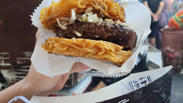 Conhece o RAMEN BURGUER? Saiba como fazer o hambúrguer com pão de miojo igualzinho ao da hamburgueria