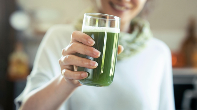 Sou especialista em cozinha prática e garanto: "Esse é o jeito mais fácil de fazer suco verde, é só bater e já sai geladinho"