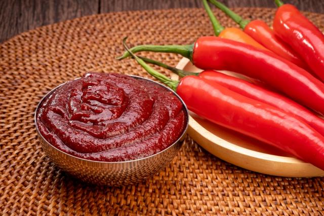 Esse molho de pimenta caseiro é espetacular: receita muito saborosa combina com tudo, do lanche ao churrasco