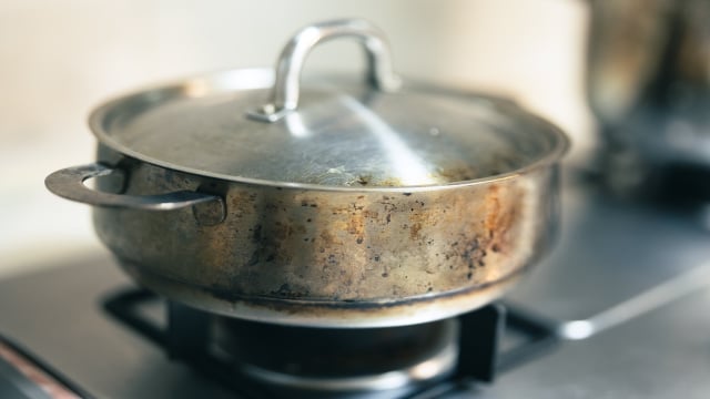 O atrito suave ajuda a soltar a oxidação sem danificar o acabamento das panelas. (Foto: Shutterstock)
