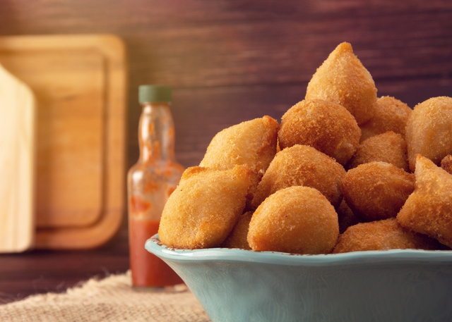 Coxinha sequinha e crocante igual de lanchonete gourmet para você fazer na sua casa