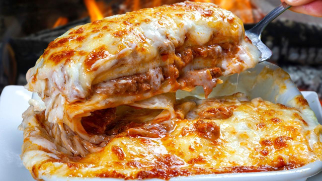 No Dia da Lasanha sempre faço essa receita cremosa da vovó: desaparece da travessa em minutos, não sobra nem uma lasquinha de queijo parmesão!