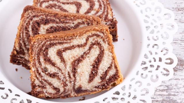 O bolo mármore combina beleza e sabor em uma única sobremesa (Créditos: TudoGostoso)