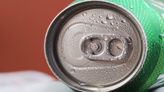 Curiosidades de engenharia: o pequeno detalhe na aba da lata garante que você abra sua bebida com muito menos esforço e mais segurança. (Foto: Shutterstock)