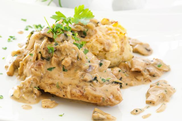 Filé de frango no forno suculento com creme de batata: você precisa incluir essa refeição no seu cardápio semanal