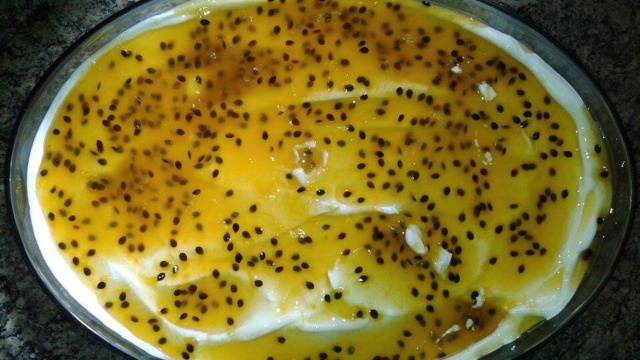 A torta pavê de maracujá é o paraíso para quem adora as duas sobremesas (Créditos: TudoGostoso/Maria Eliza)