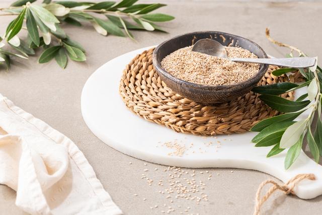 Gergelim branco é rico em benefícios, mas o enriquecimento nutricional é mais completo se você juntar as duas cores no seu prato. (Crédito: Shutterstock)