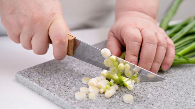Cortar ou picar alimentos em superfícies inapropriadas também pode arruinar o fio da lâmina (Créditos: Shutterstock)