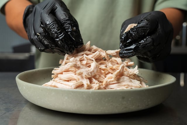 Adicione esse ingrediente no refogado do frango desfiado e você deixará todas as suas receitas mil vezes mais gostosas