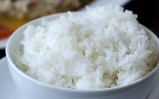 O arroz branco é a guarnição que combina com quase todas as refeições (Créditos: TudoGostoso)