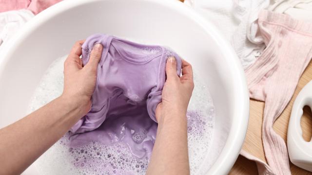 Aprendi uma misturinha caseira poderosa com uma amiga faxineira para limpar qualquer mancha: minhas roupas e panos de prato parecem novos agora
