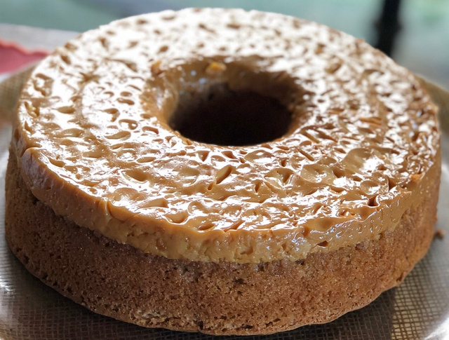 Confira a melhor receita de bolo de churros invertido e sirva a sobremesa para a família toda