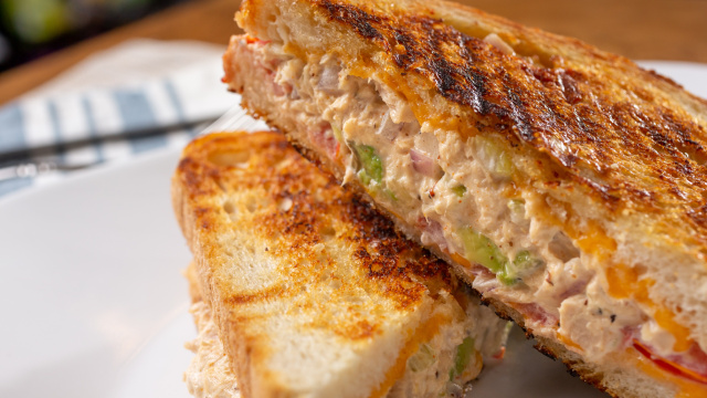 Tuna melt: esse é o sanduíche mais suculento que eu já comi na vida, estou viciada