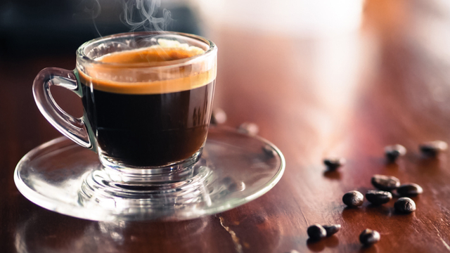 O café pode ajudar a controlar a fome temporariamente, mas não é uma bebida emagrecedora. (créditos: Shutterstock)