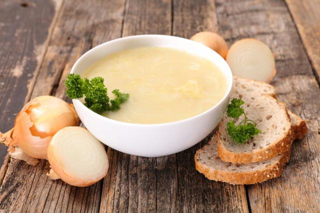 O jantar é a melhor hora do dia para apreciar uma boa sopa de cebola (Créditos: TudoGostoso)