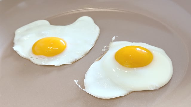 Eu testei fritar ovos com leite e entendi por que tanta gente recomenda, agora só faço assim