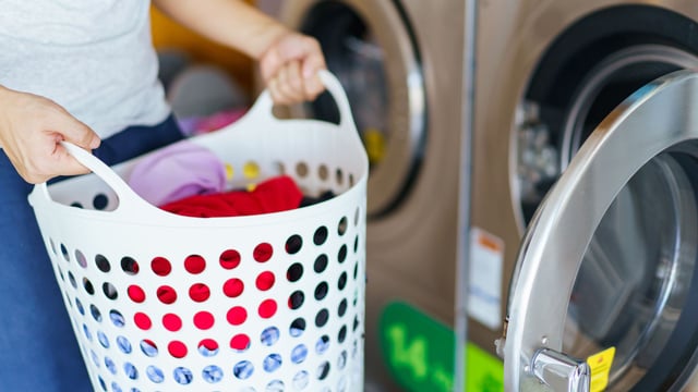 É por essa razão que você deve lavar suas roupas imediatamente após pegar chuva