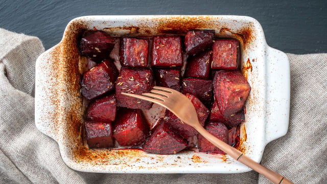 Ao ser assada no forno, a beterraba tem seus açúcares concentrados e fica mais saborosa (Créditos: Shutterstock)