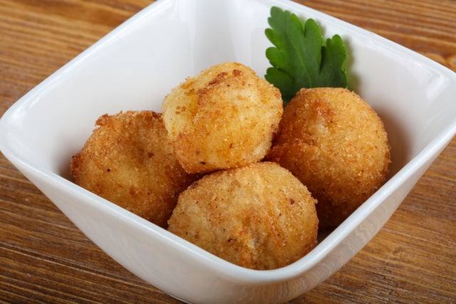 Bolinhas de batata com queijo: receita fácil para um petisco crocante, queijudo e irresistível