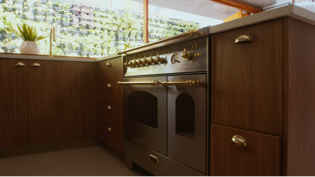 A cozinha com fogão de R$50 mil que viralizou e agora todo mundo quer igual