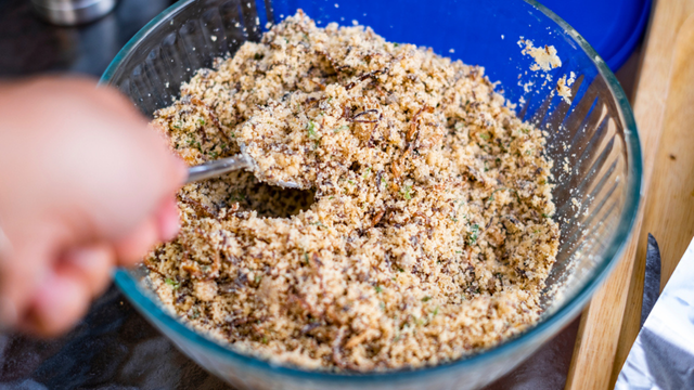 Depois que aprendi a usar esse ingrediente na farofa, ela se tornou o meu acompanhamento favorito