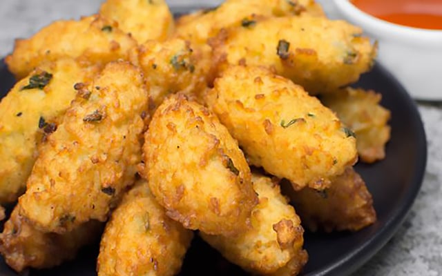 Esse bolinho de arroz sequinho é melhor do que muito salgado de padaria