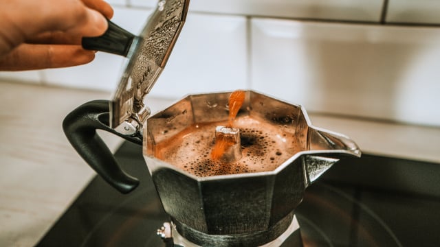 Como preparar o café perfeito em uma cafeteira italiana, segundo os princípios da química