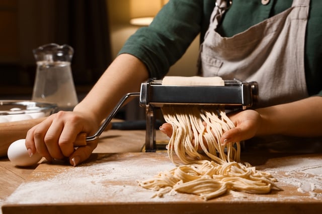 Massa fresca em casa quando quiser: máquina de macarrão 3 em 1 sai por menos de R$ 100