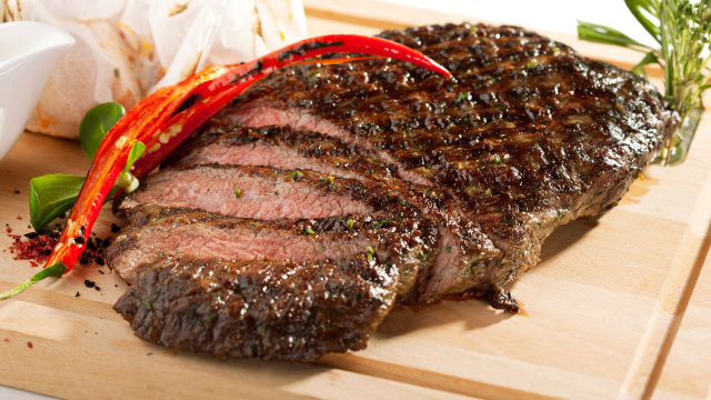 A fraldinha assada conquista tanto na textura quanto no suculência (Créditos: Shutterstock)