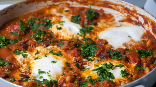 Receita perfeita para quem quer comer mais proteína sem usar whey: receita de shakshuka com feijão branco e queijo cottage