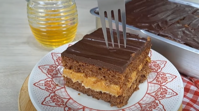 Bolo fofinho de pão de mel com recheio cremoso e cobertura de chocolate é uma obscenidade, aprenda a receita