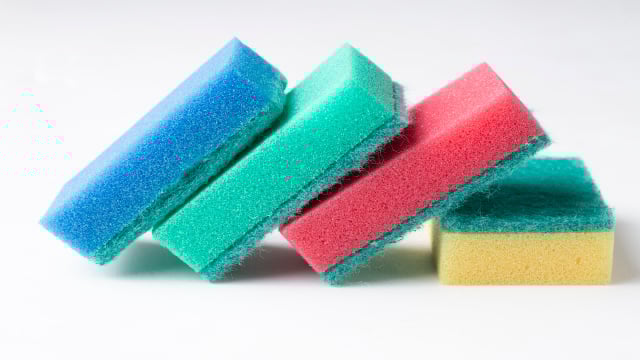 Não sabia que estava usando a esponja errada para lavar louças até que um especialista em limpeza revelou a verdade