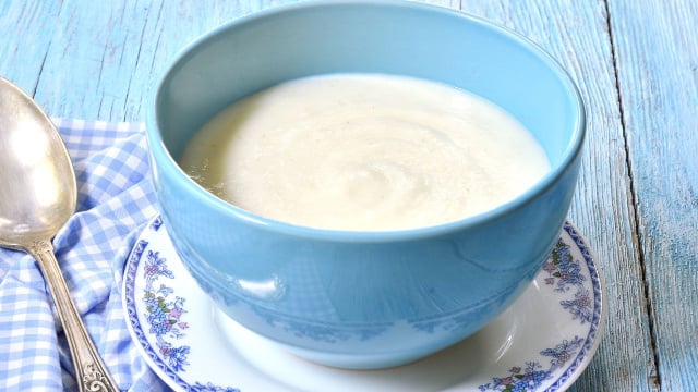 Como fazer mingau de maisena supercremoso e sem empelotar? TudoGostoso revela o segredo para ele ficar igual a receita de vó