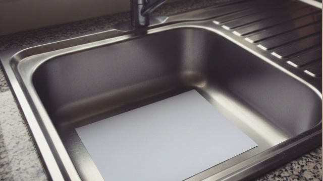 Quando saio de casa, sempre coloco um copo e uma folha de papel na pia e fico feliz com a minha esperteza.