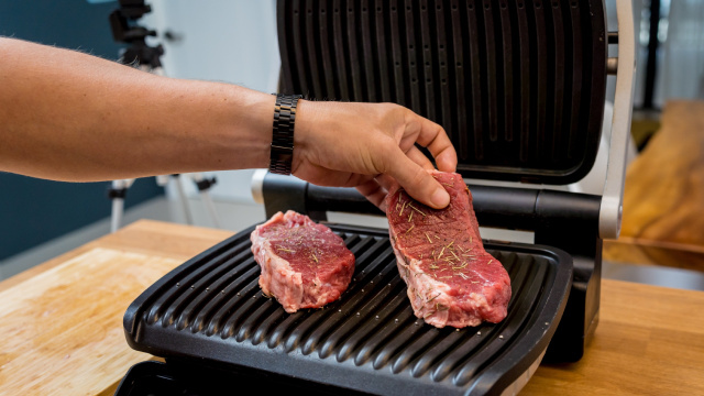 É possível mesmo grelhar um bife de carne na sanduicheira grill como nos comerciais?