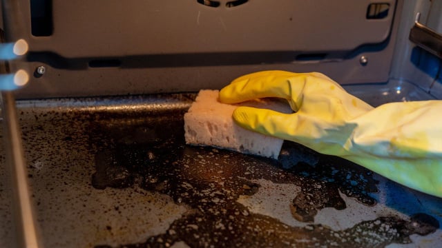 Nem vinagre nem bicarbonato de sódio: como remover a gordura incrustada do forno em 6 passos simples